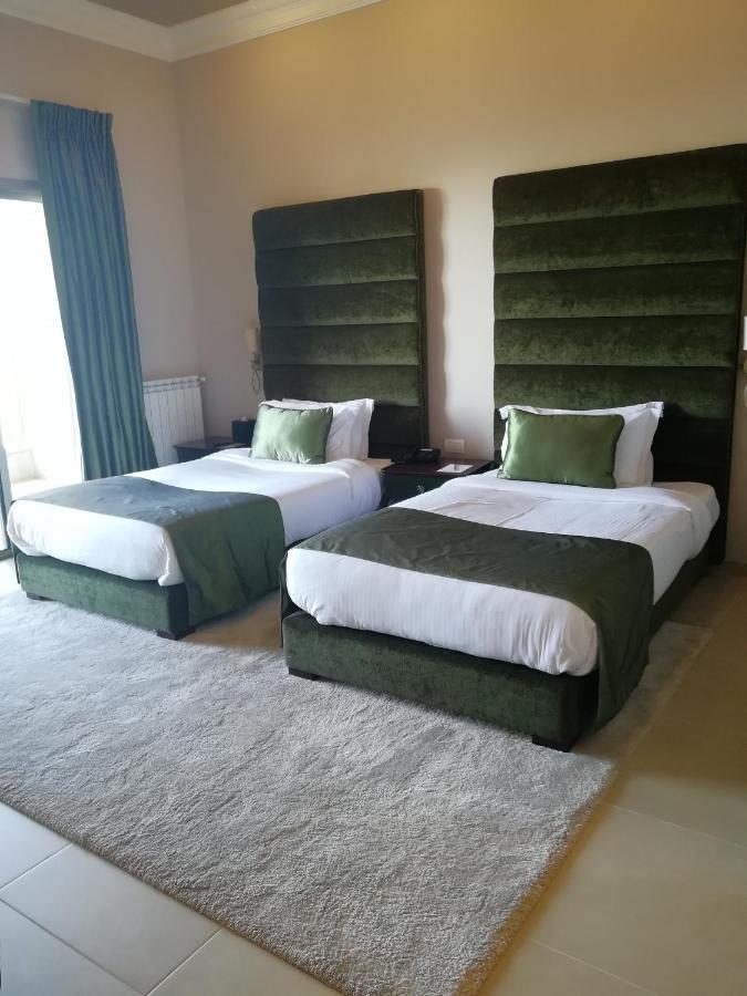 Cherry Blossom Boutique Hotel Bḩamdūn Esterno foto
