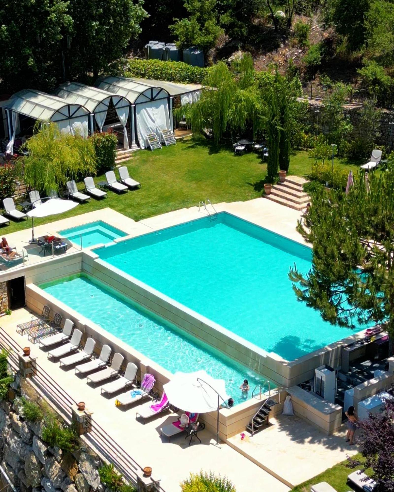 Cherry Blossom Boutique Hotel Bḩamdūn Esterno foto