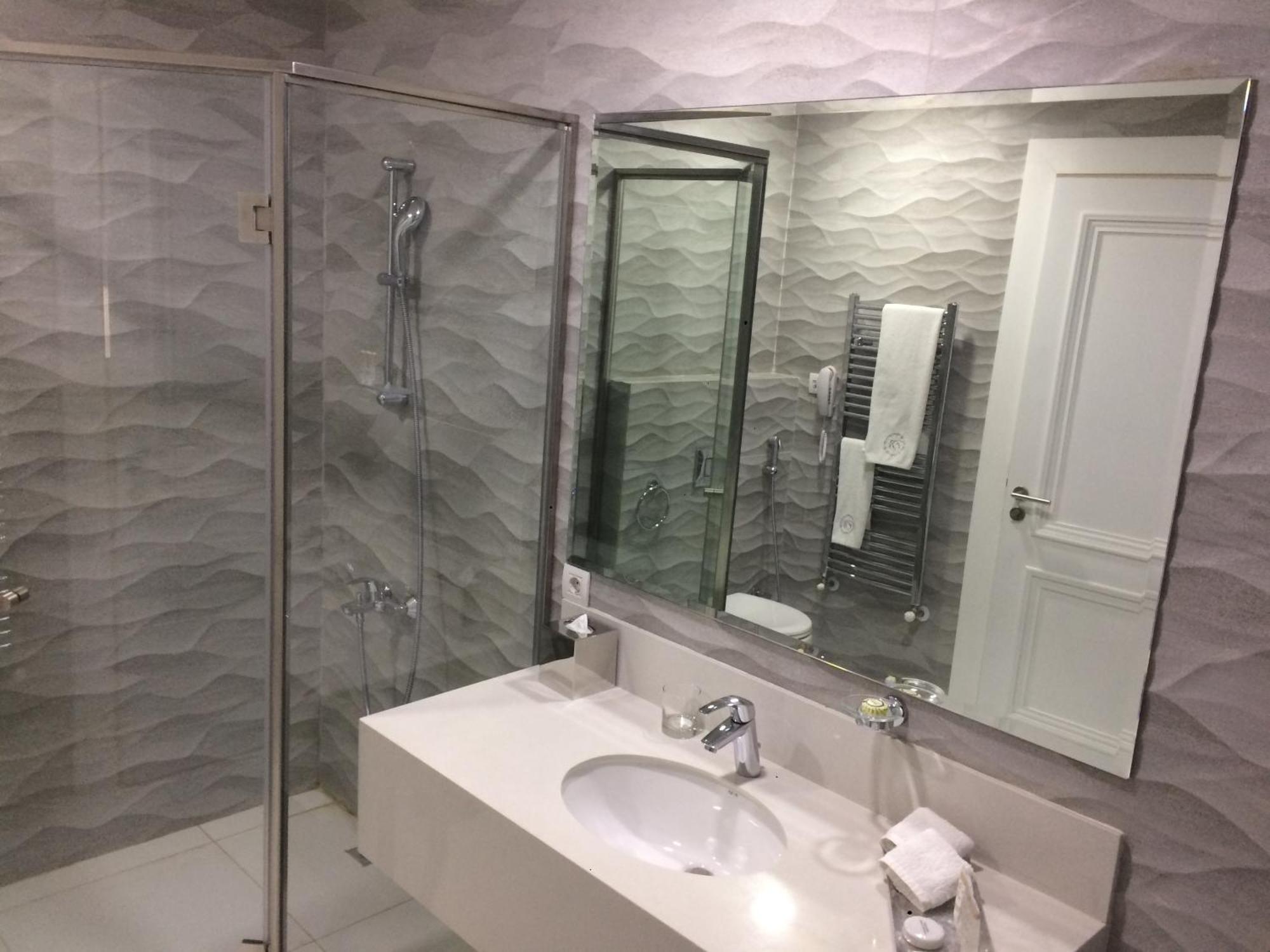 Cherry Blossom Boutique Hotel Bḩamdūn Esterno foto