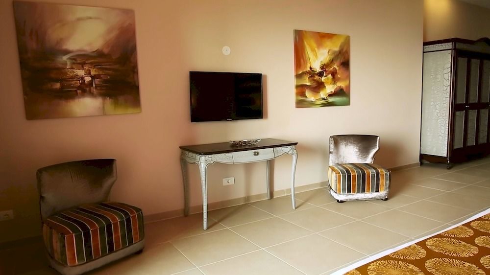 Cherry Blossom Boutique Hotel Bḩamdūn Esterno foto