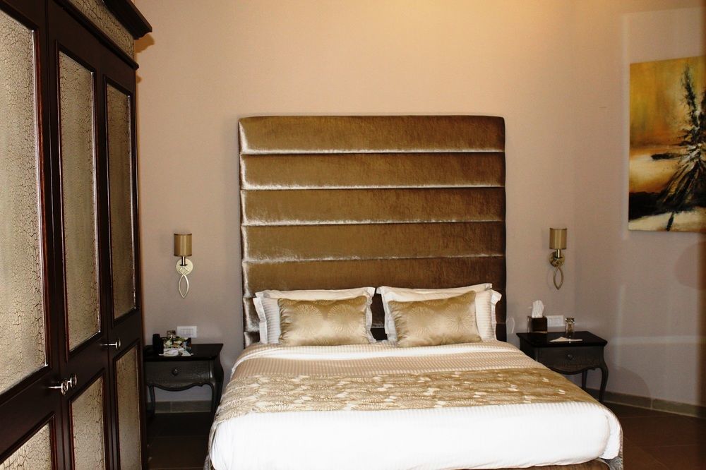 Cherry Blossom Boutique Hotel Bḩamdūn Esterno foto