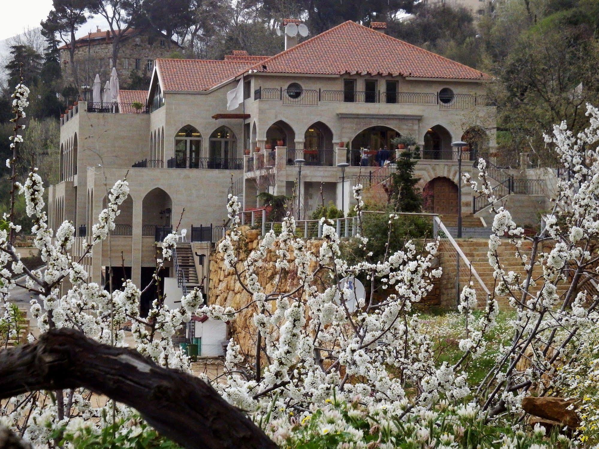 Cherry Blossom Boutique Hotel Bḩamdūn Esterno foto