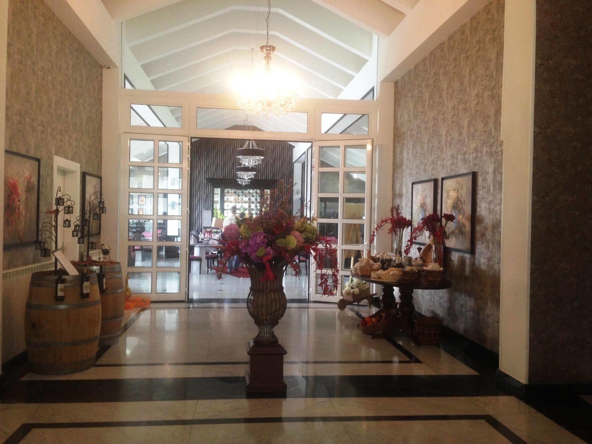 Cherry Blossom Boutique Hotel Bḩamdūn Esterno foto