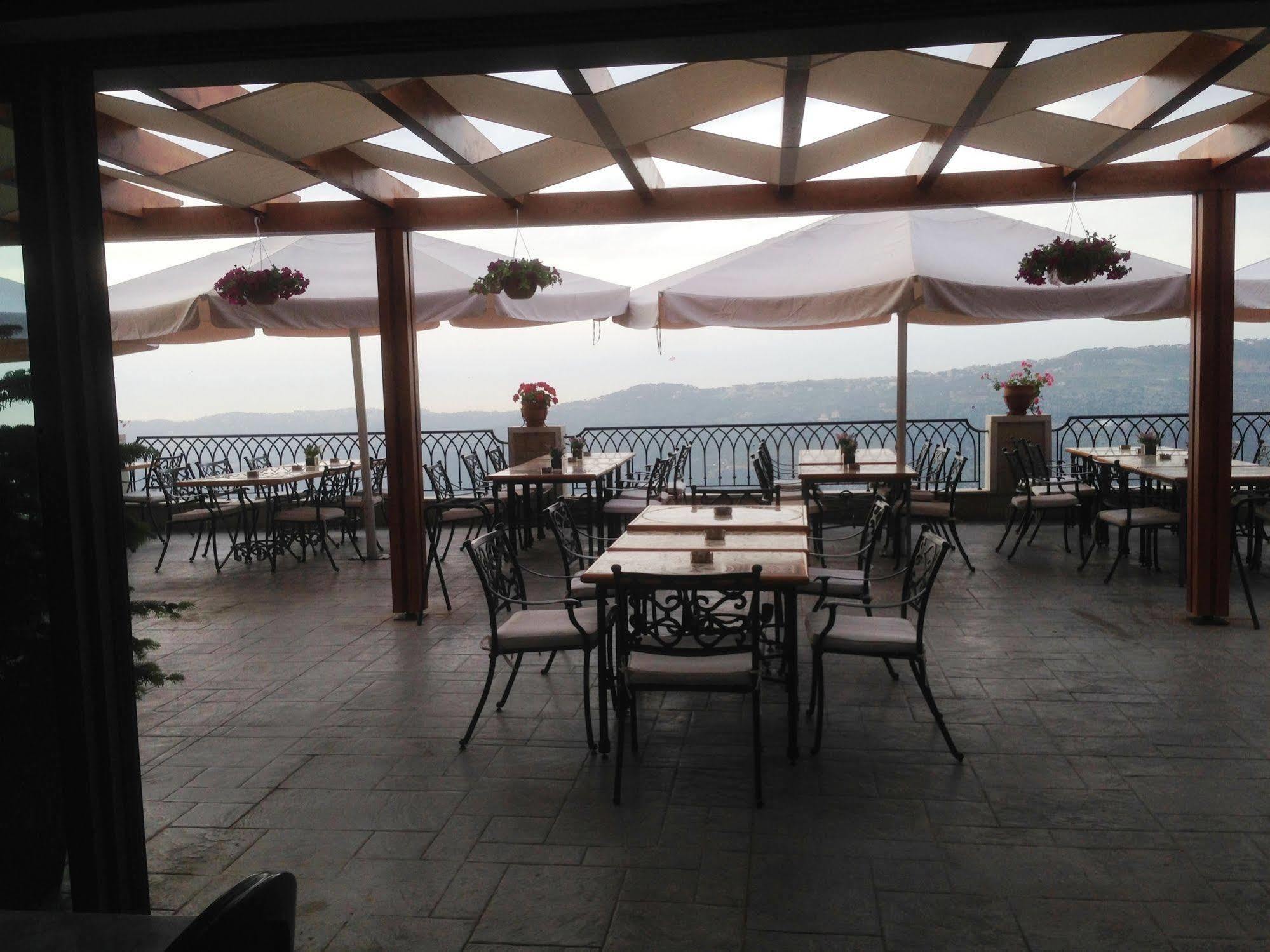 Cherry Blossom Boutique Hotel Bḩamdūn Esterno foto