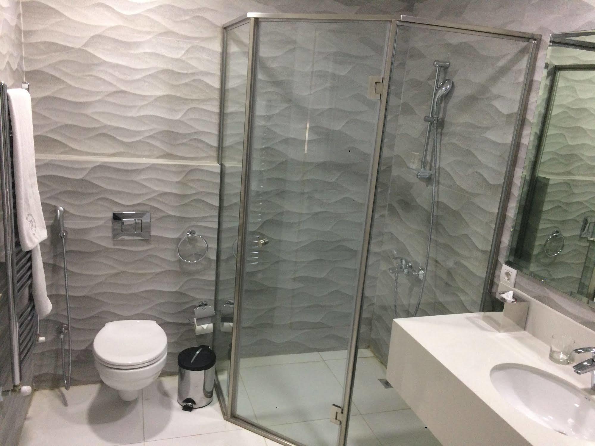 Cherry Blossom Boutique Hotel Bḩamdūn Esterno foto