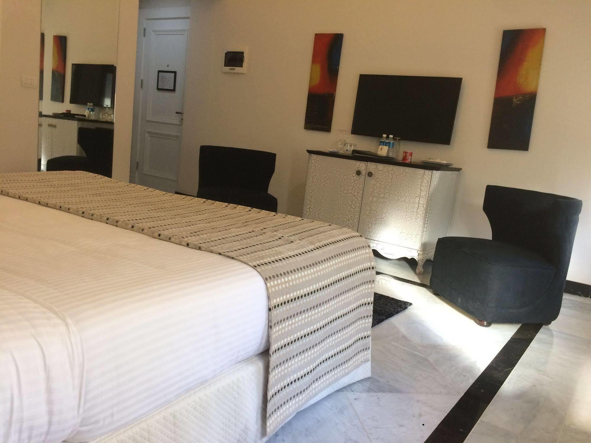 Cherry Blossom Boutique Hotel Bḩamdūn Esterno foto