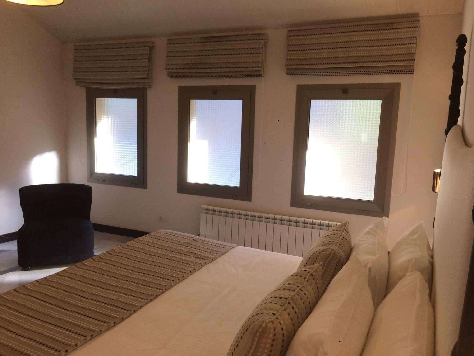 Cherry Blossom Boutique Hotel Bḩamdūn Esterno foto