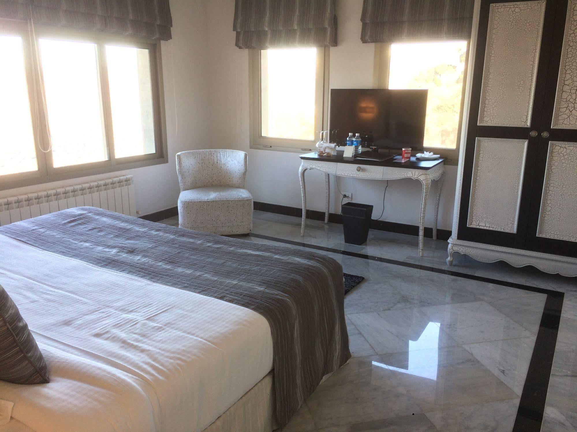 Cherry Blossom Boutique Hotel Bḩamdūn Esterno foto