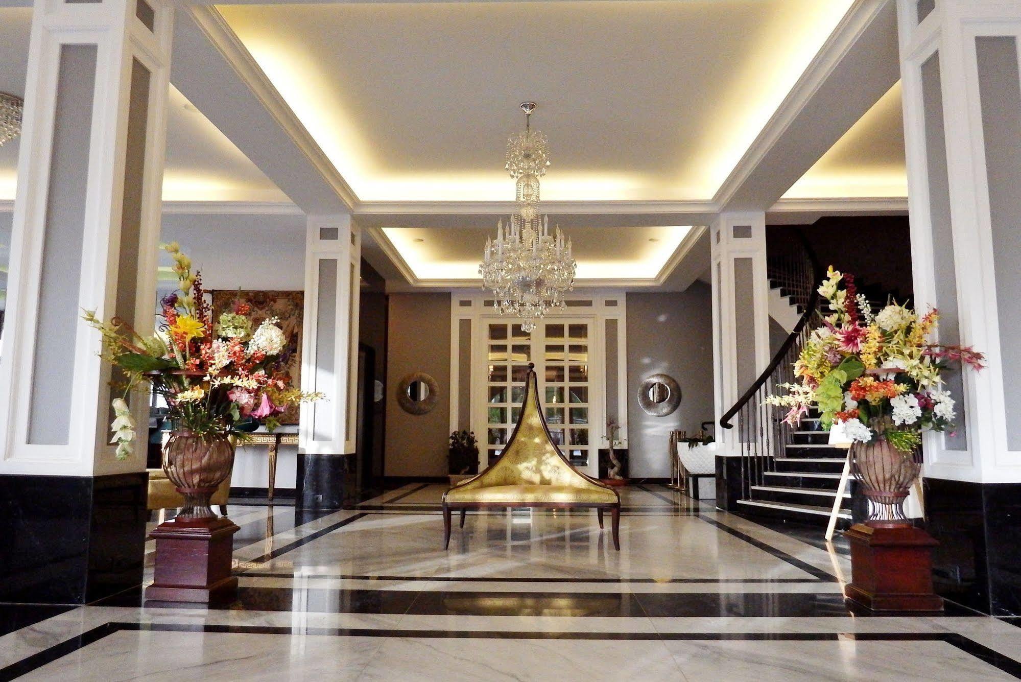 Cherry Blossom Boutique Hotel Bḩamdūn Esterno foto