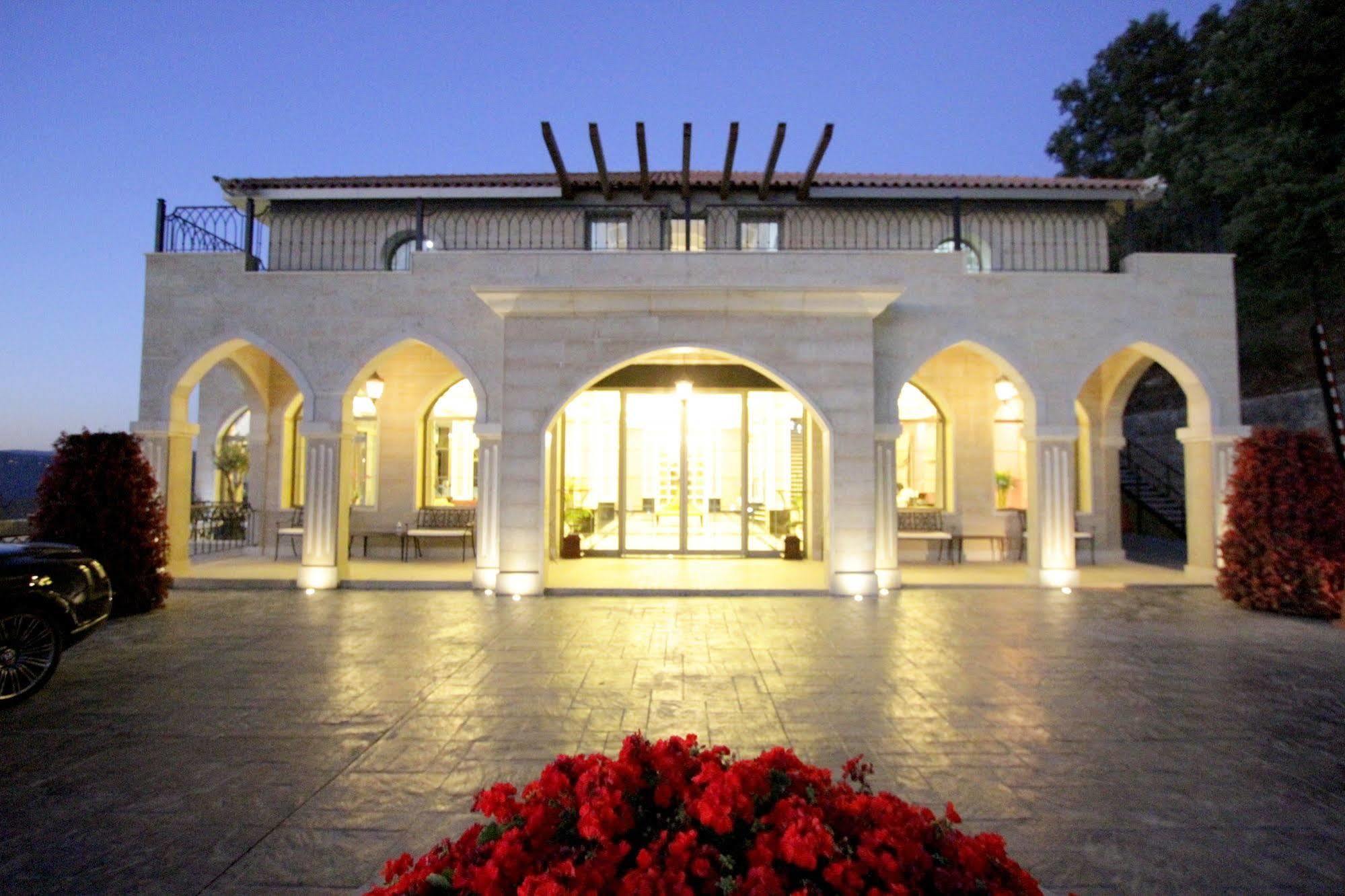 Cherry Blossom Boutique Hotel Bḩamdūn Esterno foto